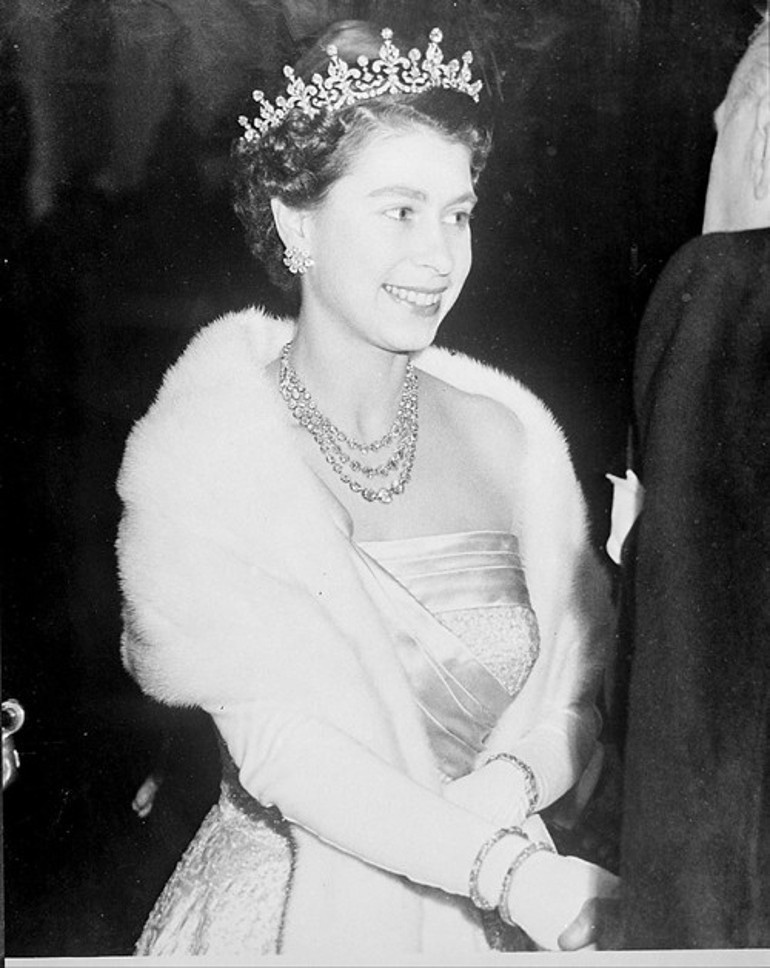 Fazla para gitmesin diye Kraliçenin saçları yok