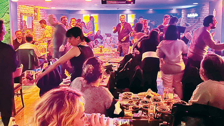 200 liraya fiks menü, DJ, davul, canlı müzik, dansöz...