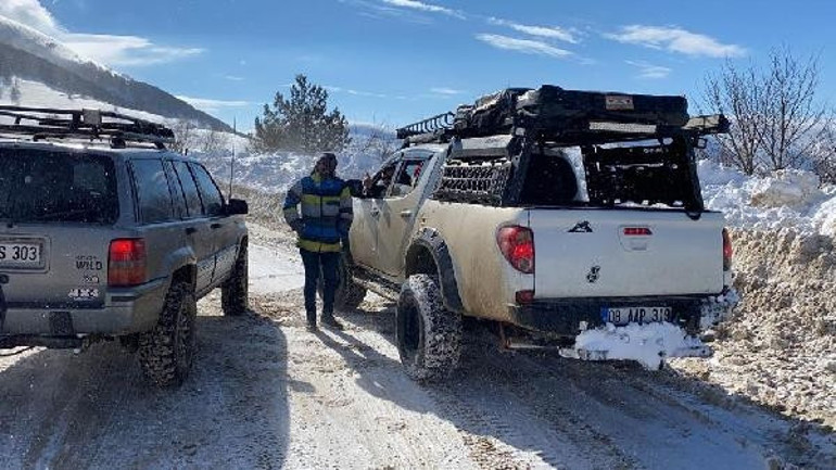 Samsunda Akdağ Kayak Merkezi yolu tipi nedeniyle kapandı, tatilciler yolda kaldı
