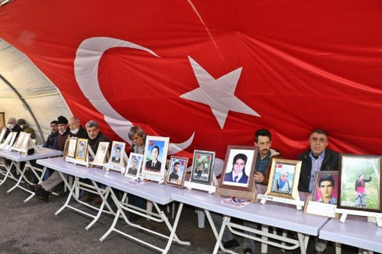 HDP önünde nöbetteki anne Necibe Çiftçi: İki evlat acısı çekiyorum