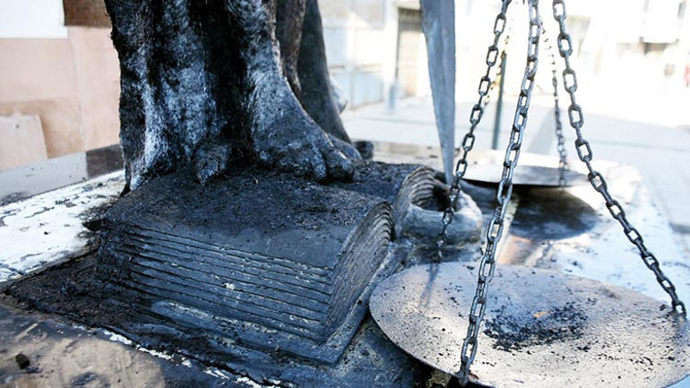 Bir saldırı da Edirnede: Adalet Anıtını ateşe verdiler