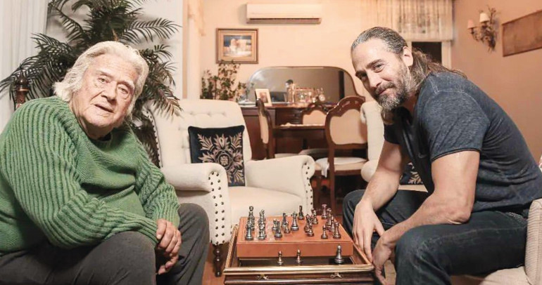 Oğulcan Engin ve Miray Danerden aşk pozu