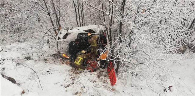 Kontrolden çıkan otomobil şarampole yuvarlandı: 3 yaralı