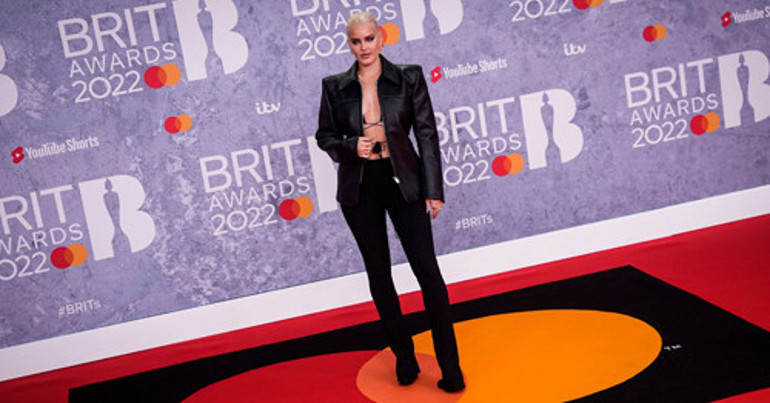 Sanki sözleşmiş gibi: Hepsi siyah giydi