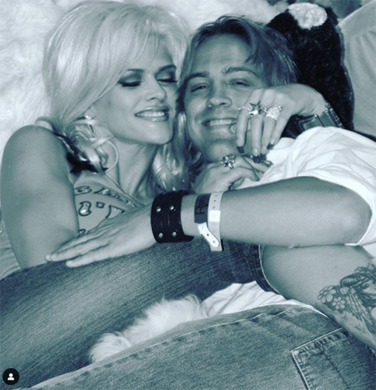 Anna Nicole Smith ufacık bir mutluluk bulduğunda hayat önüne zorluklar çıkardı: Tekerlekli sandalyedeki milyarderle evlenmişti