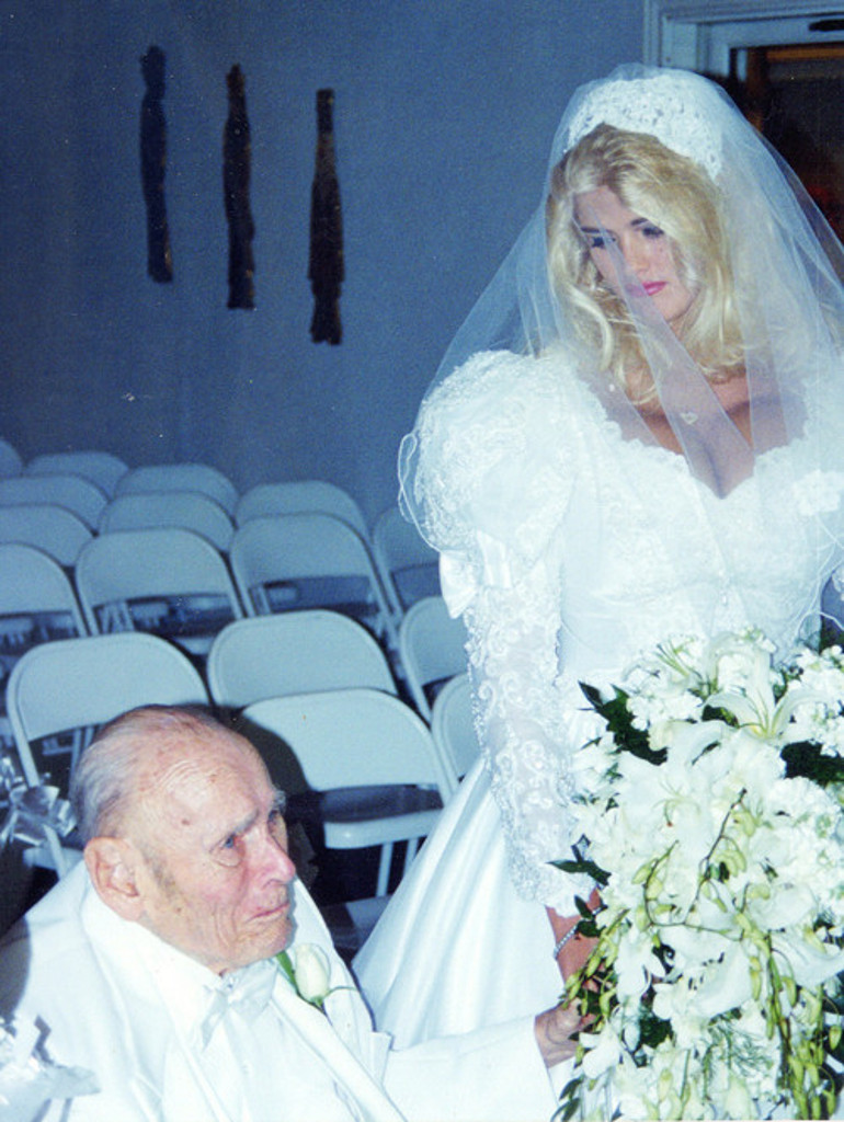 Anna Nicole Smith ufacık bir mutluluk bulduğunda hayat önüne zorluklar çıkardı: Tekerlekli sandalyedeki milyarderle evlenmişti