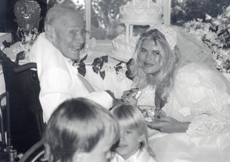 Anna Nicole Smith ufacık bir mutluluk bulduğunda hayat önüne zorluklar çıkardı: Tekerlekli sandalyedeki milyarderle evlenmişti