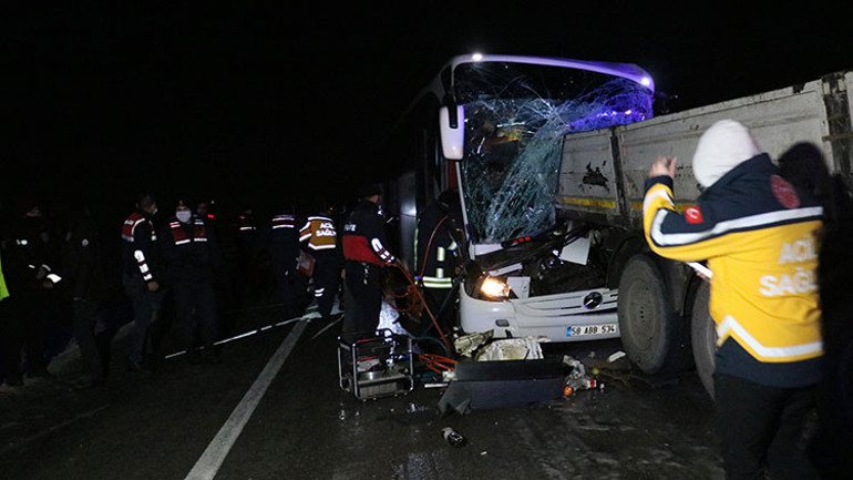 Sivasta feci kaza Yolcu otobüsü TIRa çarptı: 1 ölü, çok sayıda yaralı var