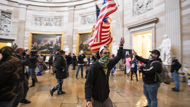 Komplo tarikatına kandı, karısını ajan sanıp ölürdü