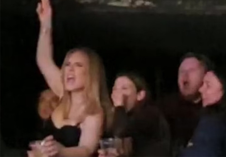 Adele dayanamadı, sütyenine kadar soyundu