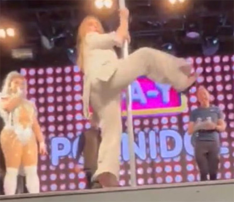 Adele dayanamadı, sütyenine kadar soyundu