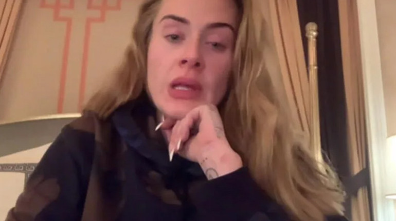 Adele dayanamadı, sütyenine kadar soyundu