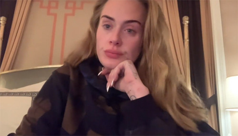 Adele dayanamadı, sütyenine kadar soyundu