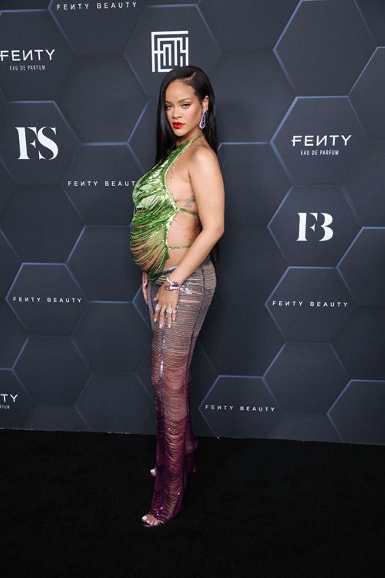 Böyle olur Rihannanın hamile kıyafeti