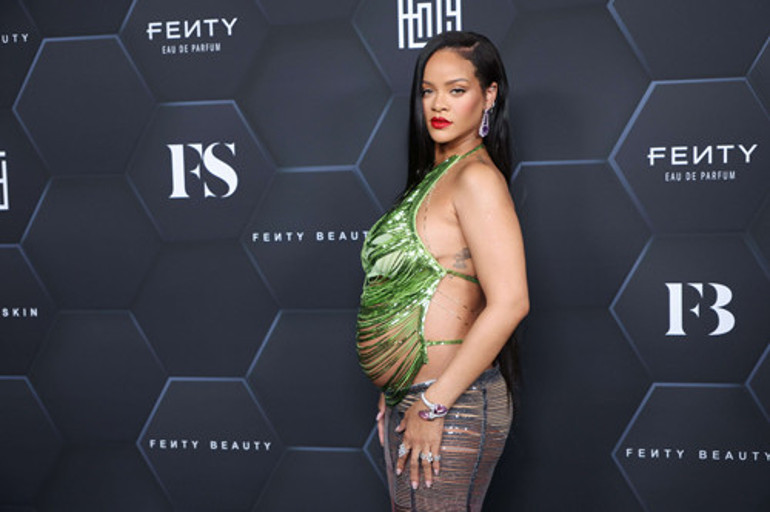 Böyle olur Rihannanın hamile kıyafeti