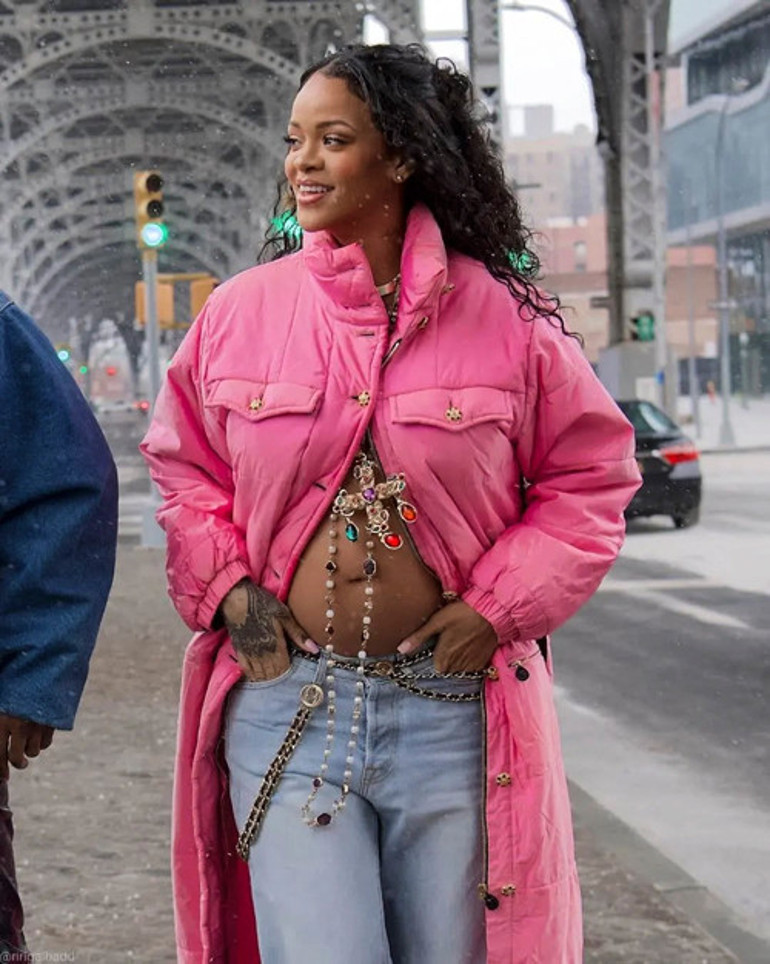 Böyle olur Rihannanın hamile kıyafeti