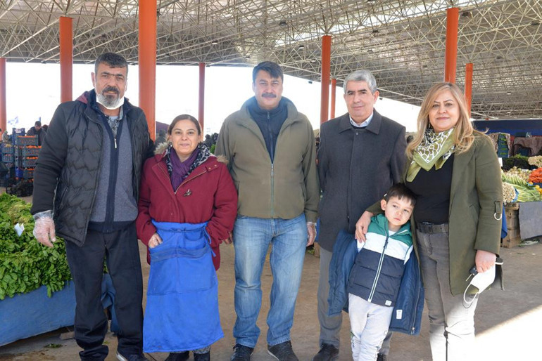 Tiyatroda oyuncu pazarda ise esnaf