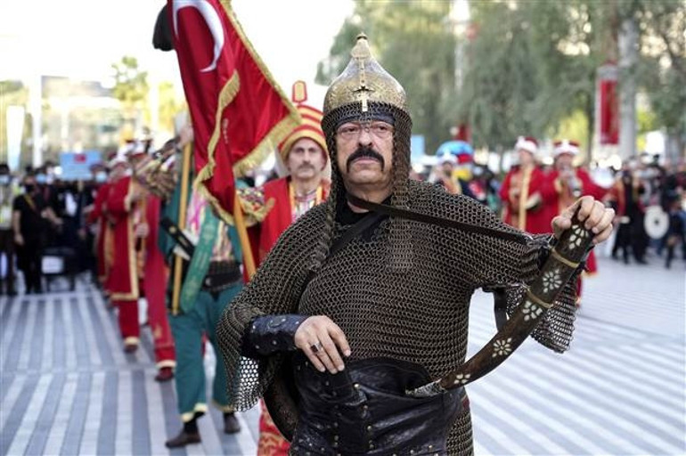 Cumhurbaşkanı Erdoğan: Ekonomik bağlantının güçlenmesi için adımlar atıyoruz... Dubaide Mehter Takımı sürprizi...