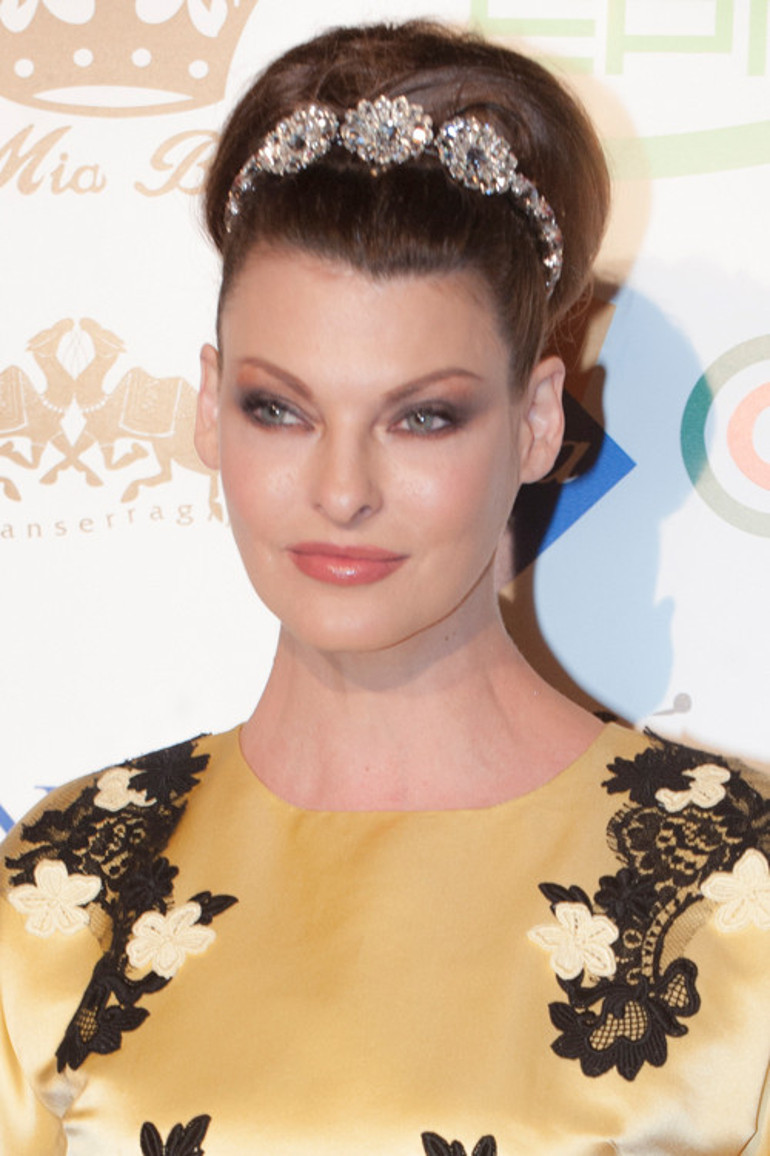 Estetik yüzünden kariyeri biten ünlü model Linda Evangelista Sokakta tanıdığım birine rastlamaktan ödüm kopuyor