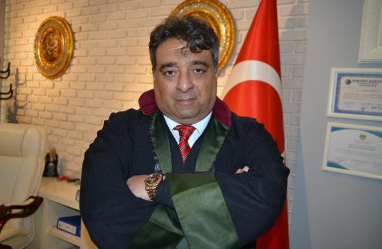 Duruşmada ceza alınca, eski sevgilisinin iç çamaşırlarını onun yüzüne fırlattı