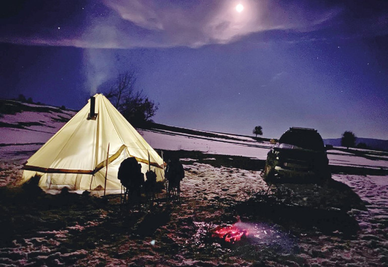 Soğukta köylüler  yardımına koşmuş