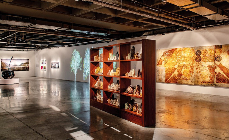 Soğukta köylüler  yardımına koşmuş