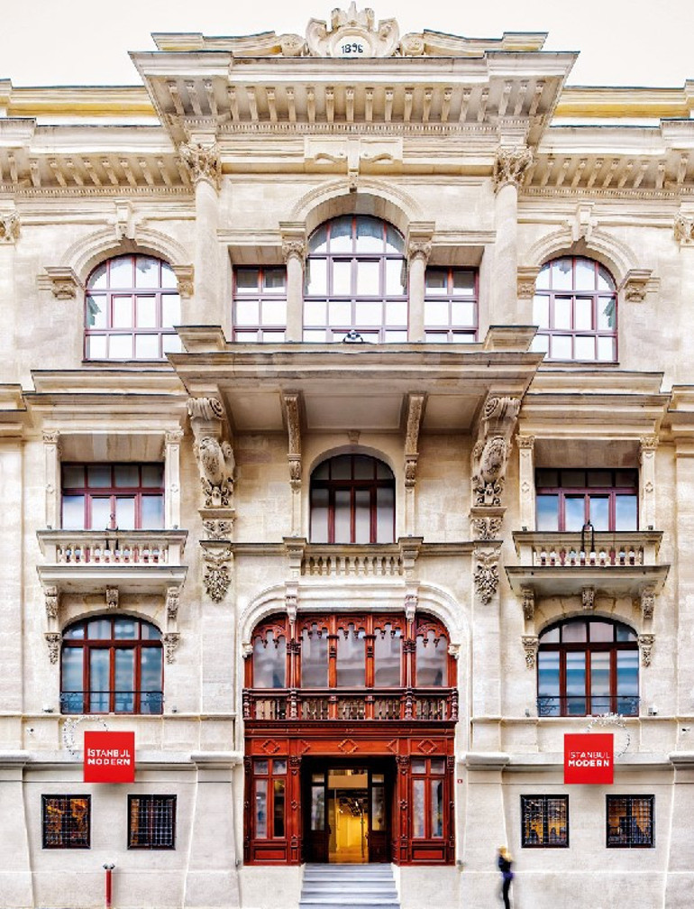 Soğukta köylüler  yardımına koşmuş