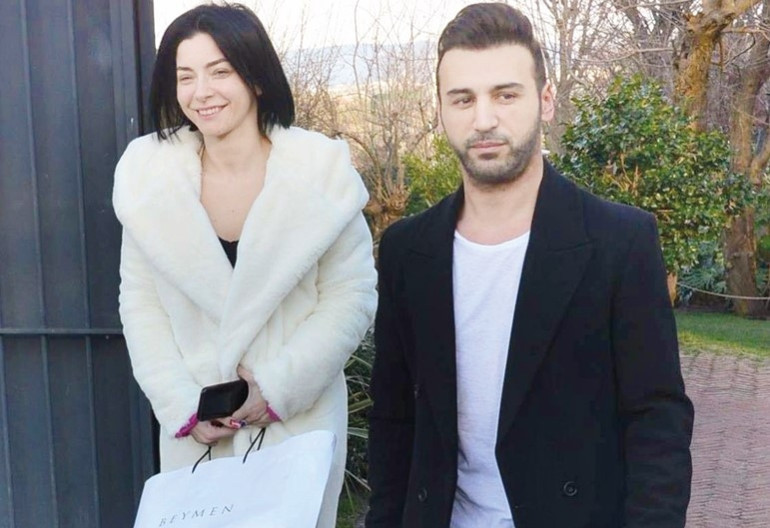 Eski eşinin eski dostu... Emre Kaya, Murat Dalkılıç ve Merve Boluğurun düğününe katılmış...