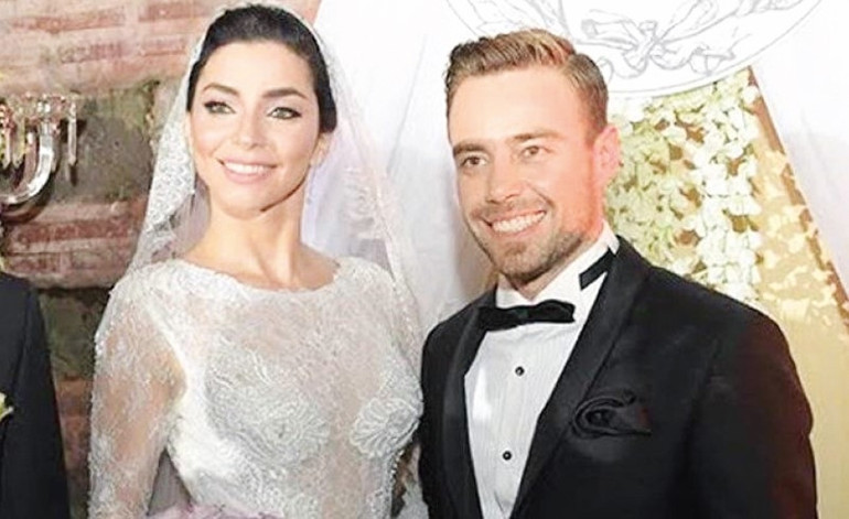 Eski eşinin eski dostu... Emre Kaya, Murat Dalkılıç ve Merve Boluğurun düğününe katılmış...