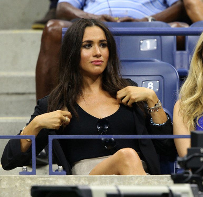 Meghan beni çıplak gördü ve dalga geçti
