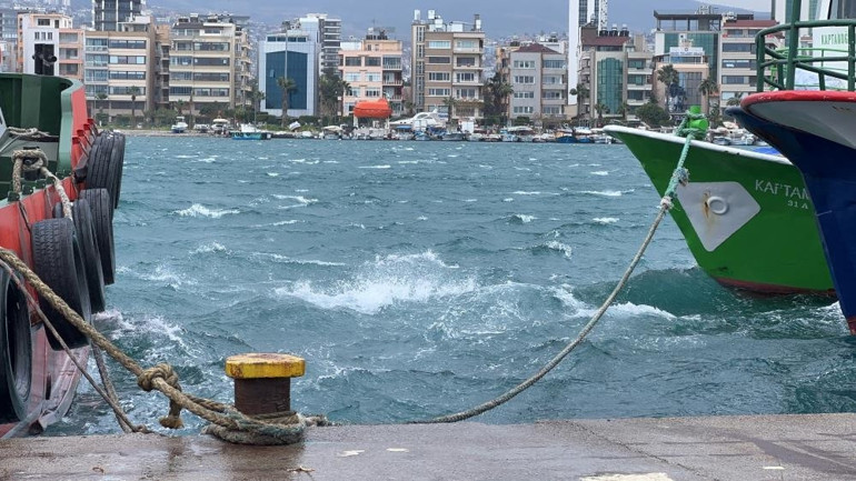İskenderunda fırtına: Araçlar hasar gördü