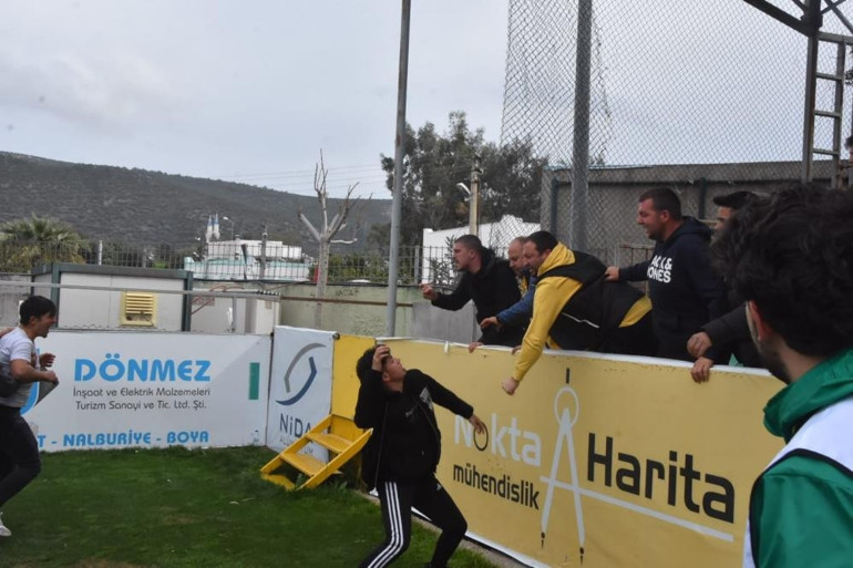 Tribünden inip top toplayıcısına saldırdı