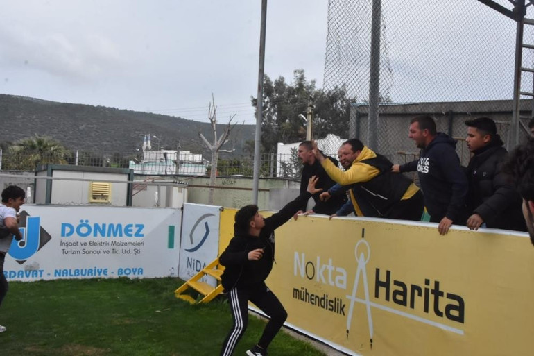 Tribünden inip top toplayıcısına saldırdı