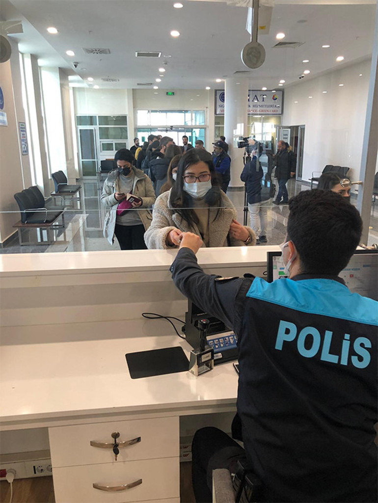 Ukraynadan ayrılan Türkler, Türkiyeye ulaşmaya başladı... Yolda tanklar yanıyordu Türkiyeye 22 saatte geldik