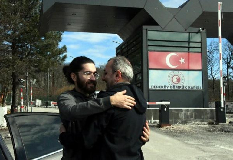 Ukraynadan ayrılan Türkler, Türkiyeye ulaşmaya başladı... Yolda tanklar yanıyordu Türkiyeye 22 saatte geldik