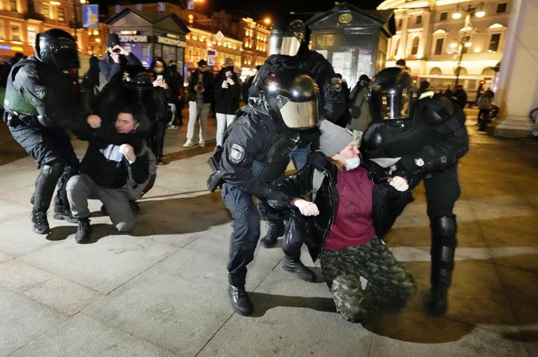 Savaşa hayır diyen Ruslar gözaltına alınıyor, aralarında küçük çocuklar da var