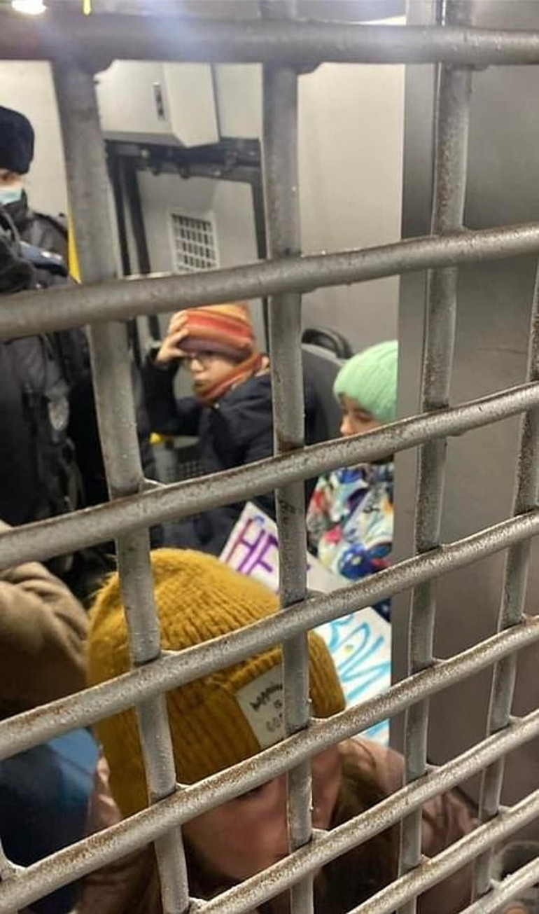 Savaşa hayır diyen Ruslar gözaltına alınıyor, aralarında küçük çocuklar da var