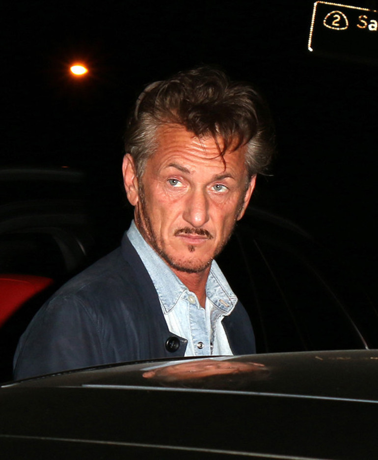 Ünlü oyuncu Sean Penn, Ukraynadan böyle çıktı: Elinde bavuluyla kilometrelerce yürüdü