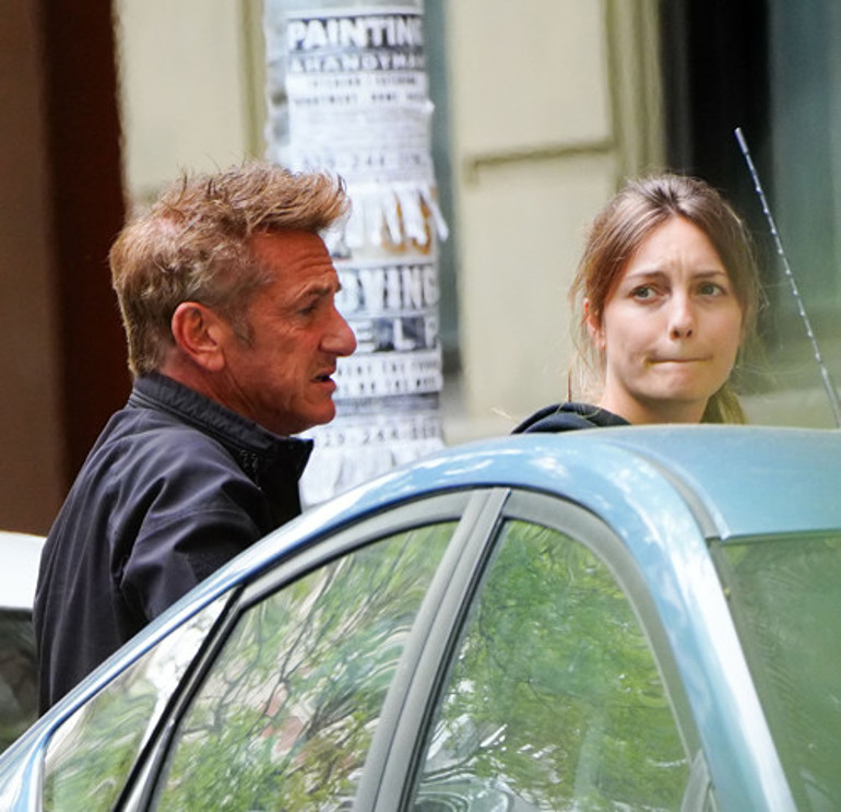 Ünlü oyuncu Sean Penn, Ukraynadan böyle çıktı: Elinde bavuluyla kilometrelerce yürüdü