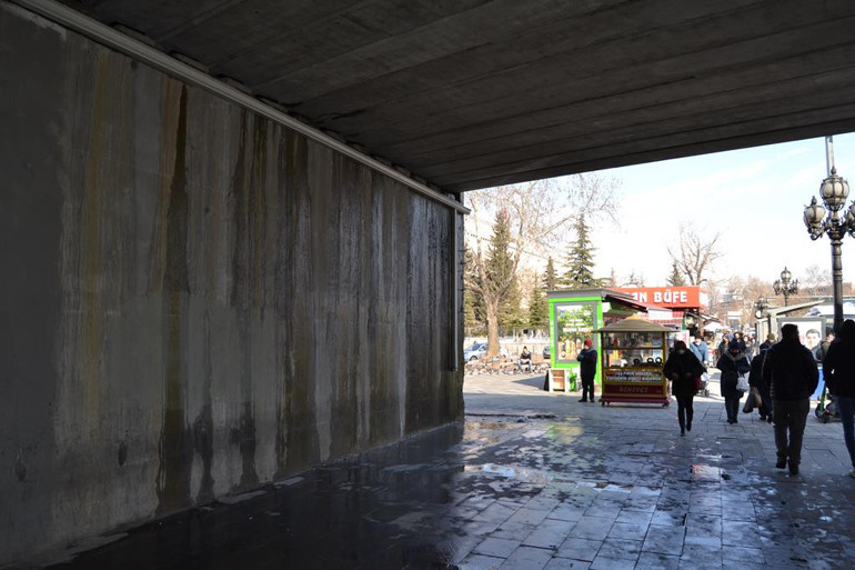 Köprü altında nahoş manzara