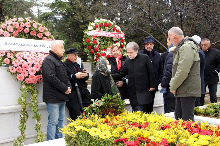 Çetin Emeç mezarı başında anıldı