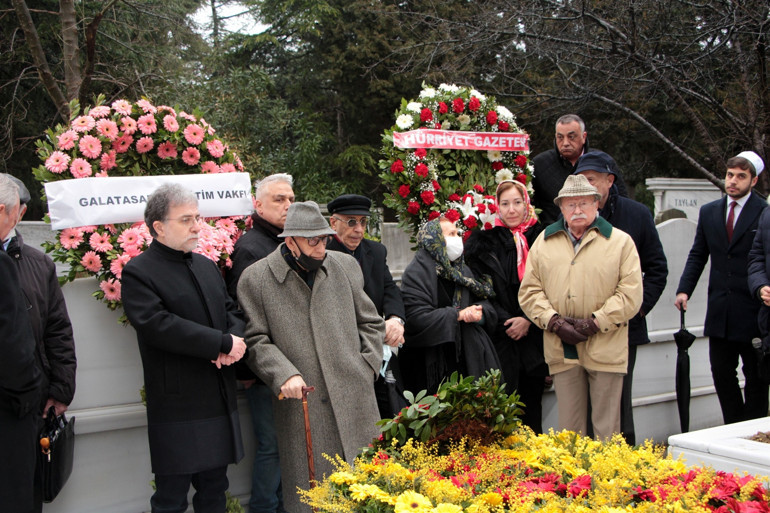 Çetin Emeç mezarı başında anıldı