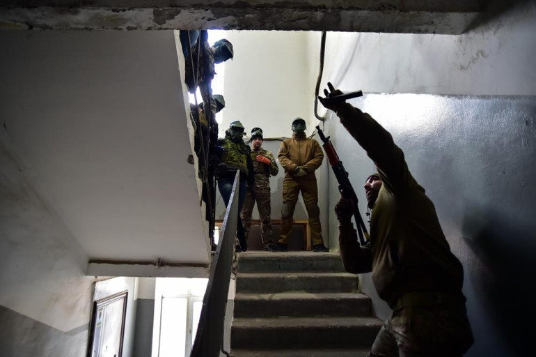 Ukrayna’da cepheye gidecek sivillere askeri eğitim veriliyor