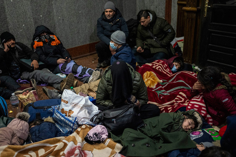 Yeni hayat başlarına yıkıldı... 11 yaşında ama 2inci kez savaştan kaçıyor