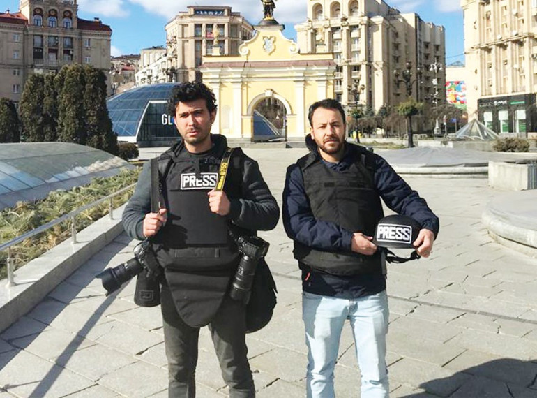 Bombaların arasında habercilik