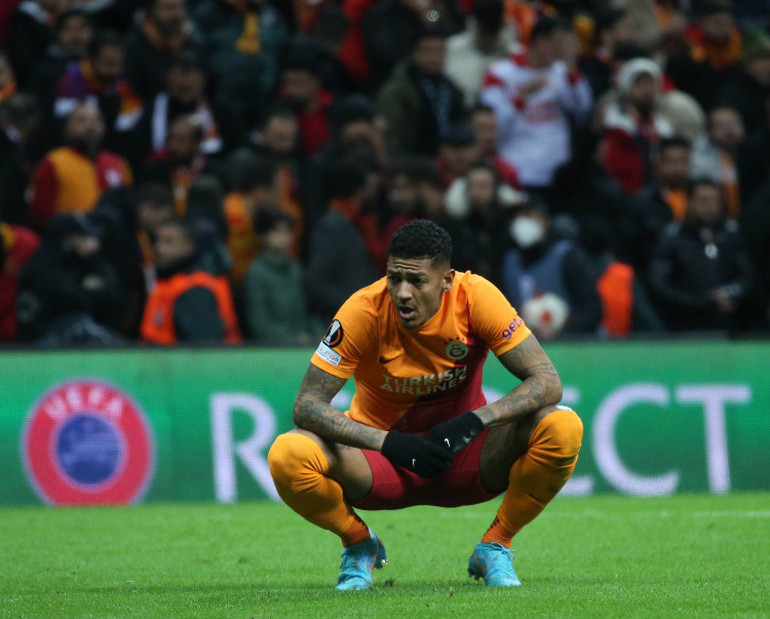 Son Dakika: Galatasaray-Barcelona maçında kader anı Sakatlık dönüşü oyuna giremedi, 10 kişi Galatasaray golü yedi...