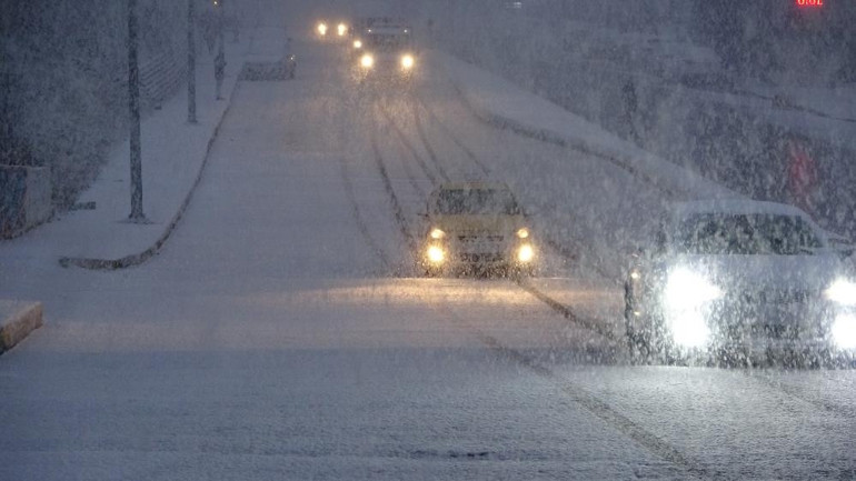 Son dakika... İstanbulda kar yağışı başladı Meteoroloji uyardı... İstanbulda kar kaç gün sürecek
