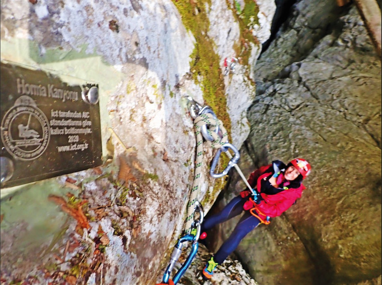 ‘Havada asılı gibi’ yürüyerek geçilen kanyon
