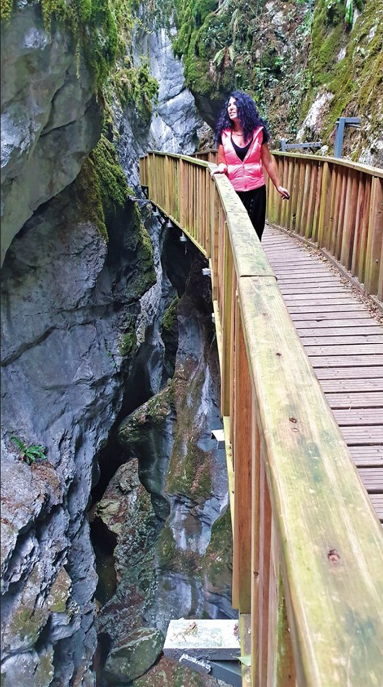 ‘Havada asılı gibi’ yürüyerek geçilen kanyon