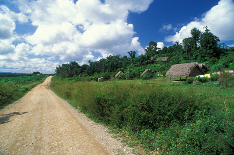 Ünlü çifte köy halkından soğuk duş: Bu sömürgecilik ve bize hakarettir, arazimizi terk edin